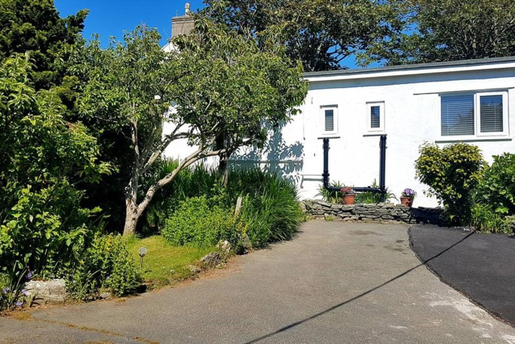 Iscraig Bach-Cosy 2 Bed Apartment-Close To Beach Trearddur Exterior photo