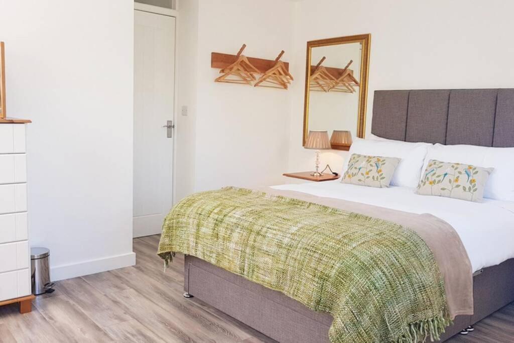 Iscraig Bach-Cosy 2 Bed Apartment-Close To Beach Trearddur Exterior photo
