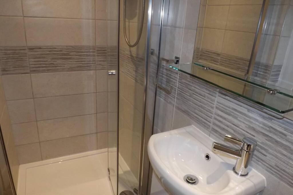 Iscraig Bach-Cosy 2 Bed Apartment-Close To Beach Trearddur Exterior photo